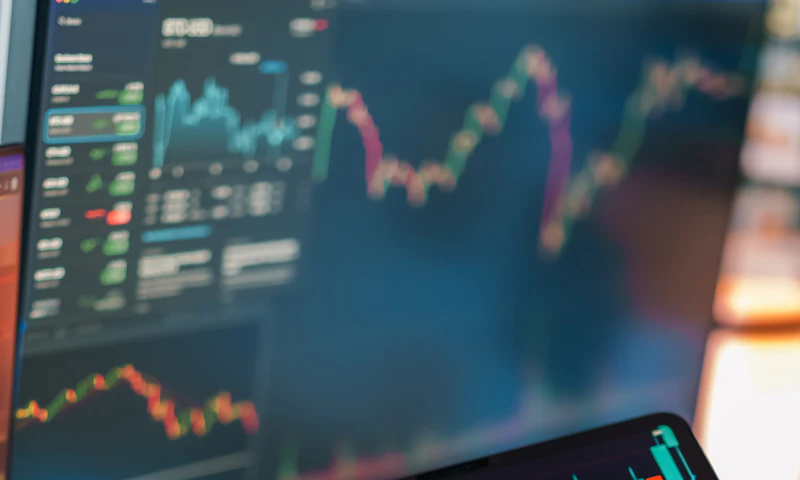 Finanční grafy a analýza dat na obrazovce