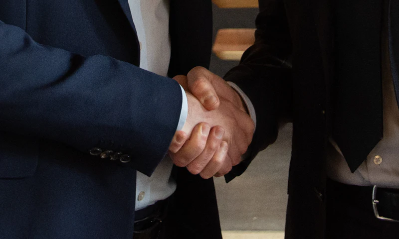 Obchodní jednání a podání ruky mezi partnery